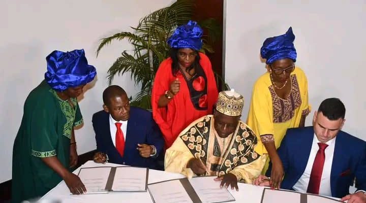 Un accord tripartite a été signé le 29 août 2025 à Yaoundé entre l’État du Cameroun, Impex Trading et un groupe d’investisseurs pour le projet Ndolle City. Cette cérémonie, présidée par le ministre du Tourisme et des loisirs Gabriel Mbairobe, s’est tenue sous le haut patronage du président de la République du Cameroun.