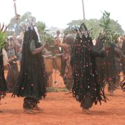 Le Kouh ghan (Kougang) est une danse initiatique et rituelle, particulièrement pratiquée par le peuple Bamiléké au Cameroun, notamment lors de cérémonies importantes comme les funérailles ou l'intronisation de chefs. Elle a pour but de célébrer, de communiquer avec les ancêtres et d'affirmer la cohésion sociale.