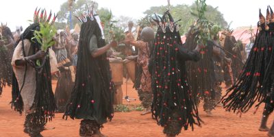 Le Kouh ghan (Kougang) est une danse initiatique et rituelle, particulièrement pratiquée par le peuple Bamiléké au Cameroun, notamment lors de cérémonies importantes comme les funérailles ou l'intronisation de chefs. Elle a pour but de célébrer, de communiquer avec les ancêtres et d'affirmer la cohésion sociale.