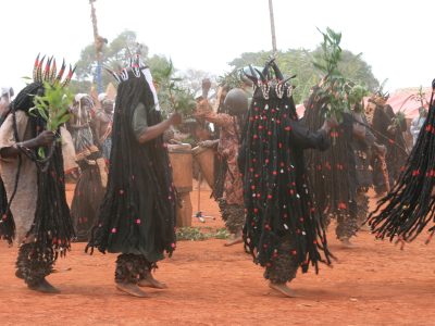 Le Kouh ghan (Kougang) est une danse initiatique et rituelle, particulièrement pratiquée par le peuple Bamiléké au Cameroun, notamment lors de cérémonies importantes comme les funérailles ou l'intronisation de chefs. Elle a pour but de célébrer, de communiquer avec les ancêtres et d'affirmer la cohésion sociale.
