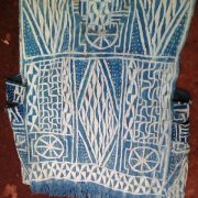 Le ndop, connu comme un tissu sacré et royal, appartient aux peuples Bamiléké et Bamoun dans la région de l’ouest du Cameroun. Il se confectionne grâce à la trinité végétale : coton – indigo – raphia.