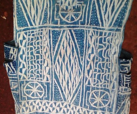 Le ndop, connu comme un tissu sacré et royal, appartient aux peuples Bamiléké et Bamoun dans la région de l’ouest du Cameroun. Il se confectionne grâce à la trinité végétale : coton – indigo – raphia.