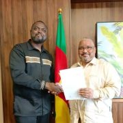 Ils devaient être les piliers silencieux de la nation, les architectes de son avenir. Aujourd’hui, les enseignants camerounais, exsangues après des années de mépris social et de violences impunies, veulent quitter le rôle de spectateurs du destin de leur pays. Mercredi 28 août, dans un lieu tenu secret de la capitale, les représentants du Collectif des organisations des enseignants du Cameroun (COREC) et ceux du Social democratic front (SDF), principale formation d’opposition, ont scellé un pacte inédit. Objectif affiché: déployer un réseau de surveillance citoyenne pour garantir l’intégrité du scrutin présidentiel du 12 octobre.