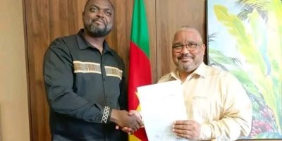 Ils devaient être les piliers silencieux de la nation, les architectes de son avenir. Aujourd’hui, les enseignants camerounais, exsangues après des années de mépris social et de violences impunies, veulent quitter le rôle de spectateurs du destin de leur pays. Mercredi 28 août, dans un lieu tenu secret de la capitale, les représentants du Collectif des organisations des enseignants du Cameroun (COREC) et ceux du Social democratic front (SDF), principale formation d’opposition, ont scellé un pacte inédit. Objectif affiché: déployer un réseau de surveillance citoyenne pour garantir l’intégrité du scrutin présidentiel du 12 octobre.