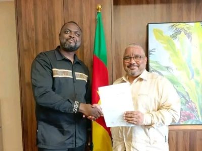 Ils devaient être les piliers silencieux de la nation, les architectes de son avenir. Aujourd’hui, les enseignants camerounais, exsangues après des années de mépris social et de violences impunies, veulent quitter le rôle de spectateurs du destin de leur pays. Mercredi 28 août, dans un lieu tenu secret de la capitale, les représentants du Collectif des organisations des enseignants du Cameroun (COREC) et ceux du Social democratic front (SDF), principale formation d’opposition, ont scellé un pacte inédit. Objectif affiché: déployer un réseau de surveillance citoyenne pour garantir l’intégrité du scrutin présidentiel du 12 octobre.