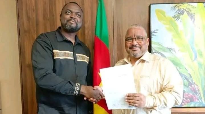 Ils devaient être les piliers silencieux de la nation, les architectes de son avenir. Aujourd’hui, les enseignants camerounais, exsangues après des années de mépris social et de violences impunies, veulent quitter le rôle de spectateurs du destin de leur pays. Mercredi 28 août, dans un lieu tenu secret de la capitale, les représentants du Collectif des organisations des enseignants du Cameroun (COREC) et ceux du Social democratic front (SDF), principale formation d’opposition, ont scellé un pacte inédit. Objectif affiché: déployer un réseau de surveillance citoyenne pour garantir l’intégrité du scrutin présidentiel du 12 octobre.