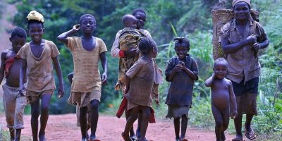 « L’État assure la protection des minorités et préserve les droits des populations autochtones conformément à la loi. » C’est ce que proclame l’article 1, alinéa 2 de la Constitution. Pourtant, cette noble déclaration reste une coquille vide lorsqu’il s’agit des peuples Pygmées.