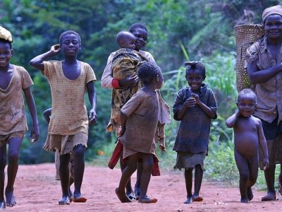 « L’État assure la protection des minorités et préserve les droits des populations autochtones conformément à la loi. » C’est ce que proclame l’article 1, alinéa 2 de la Constitution. Pourtant, cette noble déclaration reste une coquille vide lorsqu’il s’agit des peuples Pygmées.