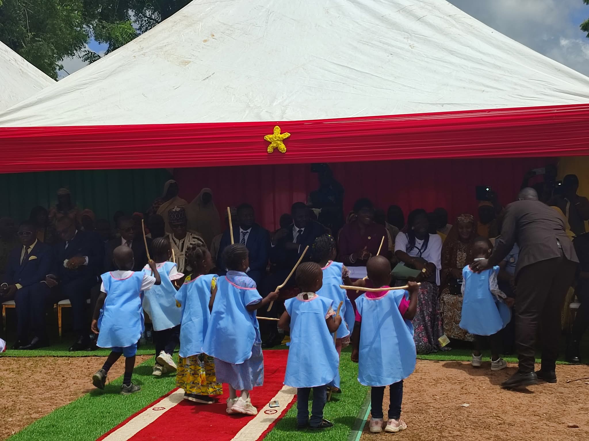 Le constat est clair : la partie septentrionale du Cameroun affiche les taux d’alphabétisation les moins élevés du pays en particulier chez les femmes comparativement à la partie Sud qui bénéficie d’un meilleur accès à des infrastructures éducatives surtout en milieu urbain.