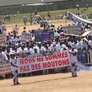 Après des heurts entre militants, le sous‑préfet a interdit le port et l’usage d’armes ainsi que l’emploi de milices, confiant la sécurité des meetings aux forces de l’ordre et menaçant de poursuites les contrevenants, à quelques jours du scrutin.