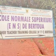 Affectés depuis octobre 2024 dans divers établissements scolaires à travers le pays, les enseignants issus des Écoles normales supérieures (ENS) et des Écoles normales supérieures de l’enseignement technique (ENSET) dénoncent une situation qu’ils qualifient d’« intenable » : dix mois après leur prise de fonction, ils n’ont toujours pas perçu le moindre salaire.