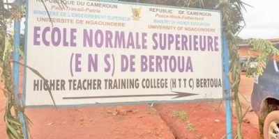 Affectés depuis octobre 2024 dans divers établissements scolaires à travers le pays, les enseignants issus des Écoles normales supérieures (ENS) et des Écoles normales supérieures de l’enseignement technique (ENSET) dénoncent une situation qu’ils qualifient d’« intenable » : dix mois après leur prise de fonction, ils n’ont toujours pas perçu le moindre salaire.