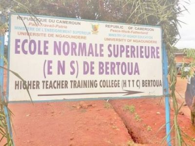 Affectés depuis octobre 2024 dans divers établissements scolaires à travers le pays, les enseignants issus des Écoles normales supérieures (ENS) et des Écoles normales supérieures de l’enseignement technique (ENSET) dénoncent une situation qu’ils qualifient d’« intenable » : dix mois après leur prise de fonction, ils n’ont toujours pas perçu le moindre salaire.