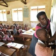 La loi d’orientation n° 98/004 du 14 avril 1998 affirme que l’enseignement primaire est gratuit et obligatoire, tout en appelant familles et « partenaires » à contribuer à l’offre éducative. Cette formulation a ouvert la porte à des interprétations larges de la gratuité. Sur le terrain, les APE se sont imposées comme des acteurs centraux de la vie scolaire.