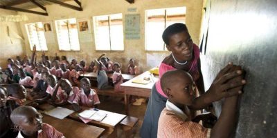 La loi d’orientation n° 98/004 du 14 avril 1998 affirme que l’enseignement primaire est gratuit et obligatoire, tout en appelant familles et « partenaires » à contribuer à l’offre éducative. Cette formulation a ouvert la porte à des interprétations larges de la gratuité. Sur le terrain, les APE se sont imposées comme des acteurs centraux de la vie scolaire.