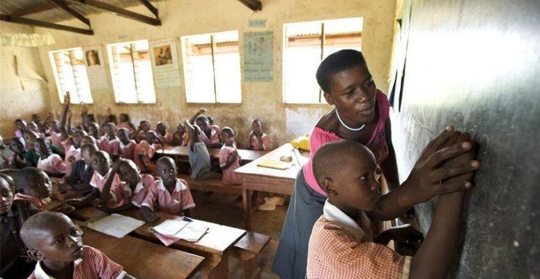La loi d’orientation n° 98/004 du 14 avril 1998 affirme que l’enseignement primaire est gratuit et obligatoire, tout en appelant familles et « partenaires » à contribuer à l’offre éducative. Cette formulation a ouvert la porte à des interprétations larges de la gratuité. Sur le terrain, les APE se sont imposées comme des acteurs centraux de la vie scolaire.