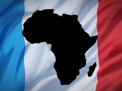 François Bayrou a récemment rappelé, par une formule devenue rituelle, que la dette publique française « augmente de 5 000 euros par seconde », soit environ 3,28 millions de francs CFA par seconde. Le signal, brutal, repose sur des chiffres nets : à la fin du premier trimestre 2025, l’endettement de l’État atteint 3 345,8 milliards d’euros, soit environ 2 194 701 milliards de francs CFA.