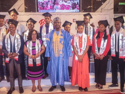 Ce sont 50 majors de la promotion 2025 des examens de baccalauréats et GCE Advanced Level toutes séries confondues, qui ont été récompensés par l'institution bancaire Afriland First Bank, lors d’une cérémonie marquée par la présence de la ministre de l’Enseignement secondaire, Pauline Nalova Lyonga.