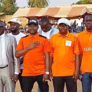 L’événement, organisé sous le haut parrainage du président de la Fédération des associations et mouvements actifs de jeunesse de Côte d’Ivoire (FAMAJ-CI), Meité Daouda dit « Général Daoudi », a débuté par une séance de sensibilisation des sapeurs-pompiers sur la gestion des départs de feu liés aux bonbonnes de gaz domestique. Des prestations artistiques ont également marqué le début de la cérémonie, donnant une touche festive et pédagogique à l’initiative.