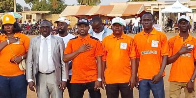 L’événement, organisé sous le haut parrainage du président de la Fédération des associations et mouvements actifs de jeunesse de Côte d’Ivoire (FAMAJ-CI), Meité Daouda dit « Général Daoudi », a débuté par une séance de sensibilisation des sapeurs-pompiers sur la gestion des départs de feu liés aux bonbonnes de gaz domestique. Des prestations artistiques ont également marqué le début de la cérémonie, donnant une touche festive et pédagogique à l’initiative.