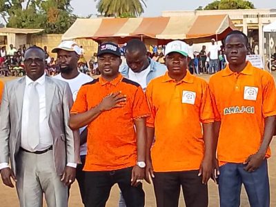 L’événement, organisé sous le haut parrainage du président de la Fédération des associations et mouvements actifs de jeunesse de Côte d’Ivoire (FAMAJ-CI), Meité Daouda dit « Général Daoudi », a débuté par une séance de sensibilisation des sapeurs-pompiers sur la gestion des départs de feu liés aux bonbonnes de gaz domestique. Des prestations artistiques ont également marqué le début de la cérémonie, donnant une touche festive et pédagogique à l’initiative.