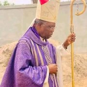 Le diocèse de Mbalmayo a annoncé, ce dimanche 7 septembre 2025, le décès de Mgr Adalbert Ndzana. Âgé de 86 ans, il est mort à Yaoundé des suites d’une maladie, a indiqué dans un communiqué Mgr Joseph‑Marie Ndi‑Okalla, évêque en fonction.