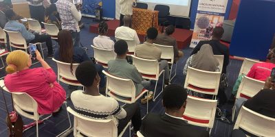 Depuis sa création en 2015, le concours national des grands débatteurs offre aux jeunes ivoiriens une plateforme unique pour développer leurs compétences en communication, leadership et pensée critique. La cinquième édition s’annonce ambitieuse, avec une couverture nationale, des prix attractifs, et surtout des formations qui vont bien au-delà des récompenses financières.