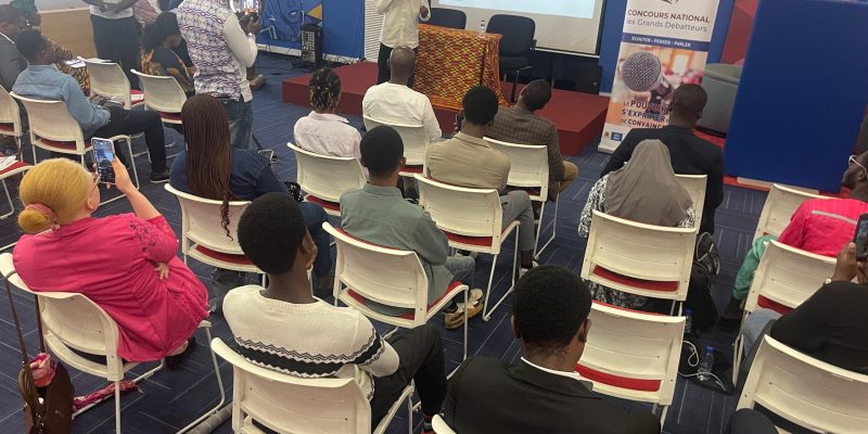 Depuis sa création en 2015, le concours national des grands débatteurs offre aux jeunes ivoiriens une plateforme unique pour développer leurs compétences en communication, leadership et pensée critique. La cinquième édition s’annonce ambitieuse, avec une couverture nationale, des prix attractifs, et surtout des formations qui vont bien au-delà des récompenses financières.