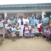 La rentrée scolaire 2025-2026 à l’École Primaire Publique (EPP) Niangon Lokoa village, dans la commune de Yopougon, a pris une tournure particulière ce mardi 9 septembre 2025. Plusieurs élèves du CP1 ont en effet bénéficié de kits scolaires composés de cartables, cahiers, stylos et autres fournitures, offerts par l’ONG Les Enfants de Ruth.
