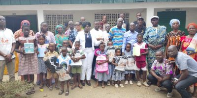 La rentrée scolaire 2025-2026 à l’École Primaire Publique (EPP) Niangon Lokoa village, dans la commune de Yopougon, a pris une tournure particulière ce mardi 9 septembre 2025. Plusieurs élèves du CP1 ont en effet bénéficié de kits scolaires composés de cartables, cahiers, stylos et autres fournitures, offerts par l’ONG Les Enfants de Ruth.