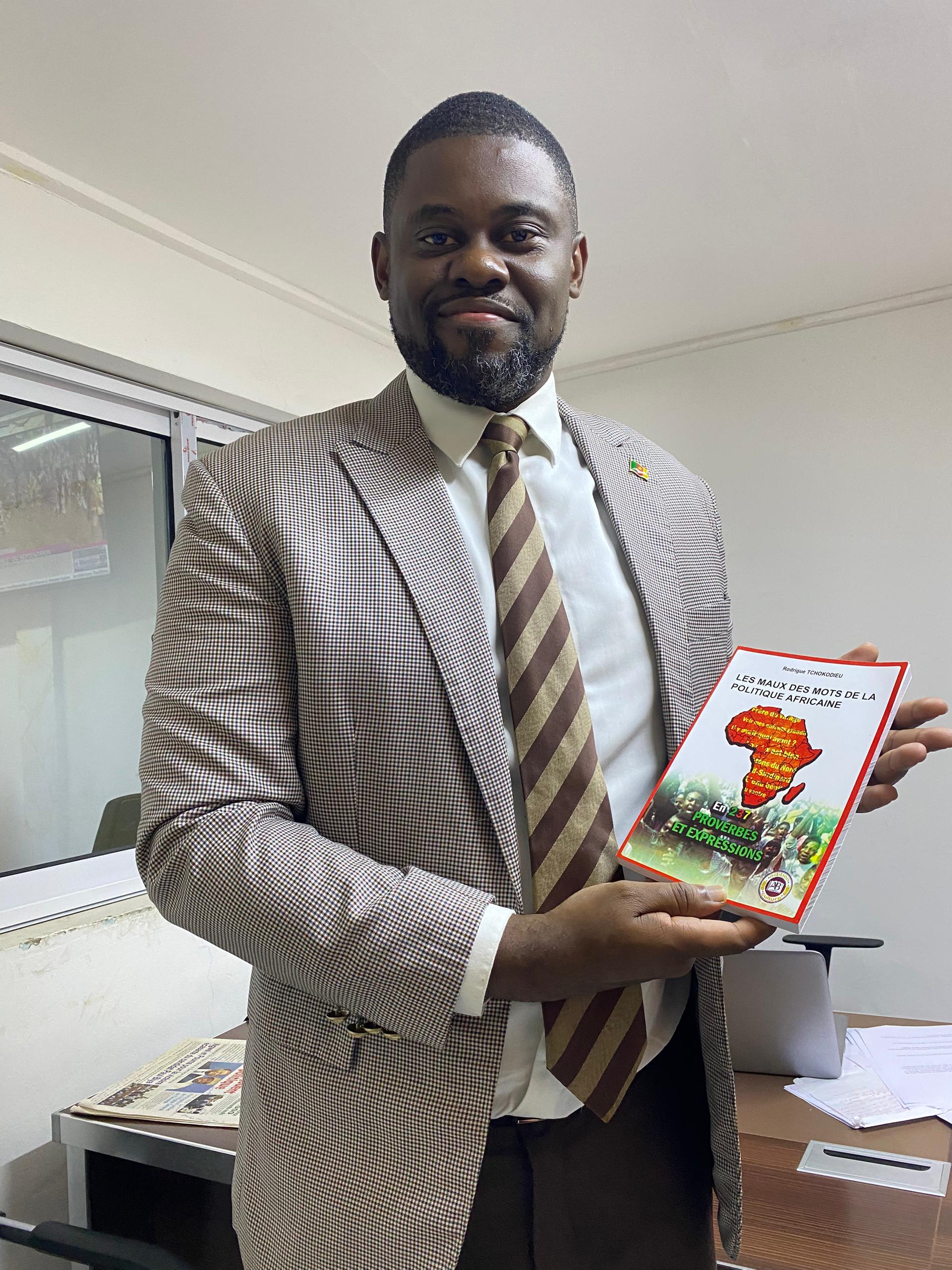Hiram Samuel Iyodi est le premier sur les 12 candidats à l’élection présidentielle du 12 octobre prochain à qui le journaliste Rodrigue Tchokodieu dédicace son dernier ouvrage intitulé « Les maux des mots de la politique africaine en 237 proverbes et expressions. »