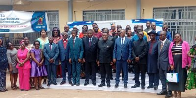 À moins d’un mois de la présidentielle, Yaoundé met la presse au centre du jeu électoral. Réunis jeudi à l’auditorium du ministère de la Communication, responsables du Mincom, dirigeants d’Elecam et rédacteurs en chef ont planché sur la gestion des médias en période de campagne. Objectif : prévenir les dérives, contrer la désinformation alimentée par l’intelligence artificielle et garantir une couverture équilibrée du scrutin d’octobre.