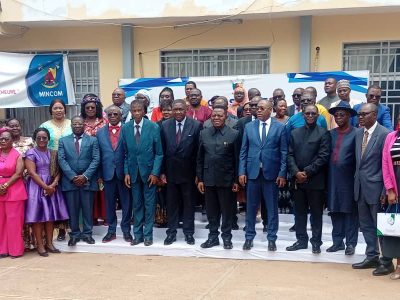 À moins d’un mois de la présidentielle, Yaoundé met la presse au centre du jeu électoral. Réunis jeudi à l’auditorium du ministère de la Communication, responsables du Mincom, dirigeants d’Elecam et rédacteurs en chef ont planché sur la gestion des médias en période de campagne. Objectif : prévenir les dérives, contrer la désinformation alimentée par l’intelligence artificielle et garantir une couverture équilibrée du scrutin d’octobre.