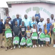 Le Réseau national des associations (RENA) a organisé, samedi 20 septembre 2025, une cérémonie de remise de kits scolaires à 150 enfants, sur le site situé à proximité de son siège à Abobo PK 18.