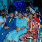 Le quartier populaire d’Abobo Clautcha, au nord du district autonome d’Abidjan, a vibré le dimanche 21 septembre 2025 au rythme d’un événement culturel et citoyen inédit. L’ONG Secours International Djaba Fanta y a organisé la projection de son film documentaire culte consacré à l’immigration clandestine, une problématique qui touche de nombreux jeunes ivoiriens.
