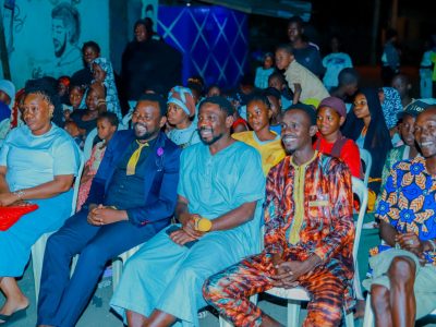 Le quartier populaire d’Abobo Clautcha, au nord du district autonome d’Abidjan, a vibré le dimanche 21 septembre 2025 au rythme d’un événement culturel et citoyen inédit. L’ONG Secours International Djaba Fanta y a organisé la projection de son film documentaire culte consacré à l’immigration clandestine, une problématique qui touche de nombreux jeunes ivoiriens.