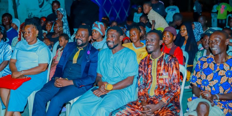 Le quartier populaire d’Abobo Clautcha, au nord du district autonome d’Abidjan, a vibré le dimanche 21 septembre 2025 au rythme d’un événement culturel et citoyen inédit. L’ONG Secours International Djaba Fanta y a organisé la projection de son film documentaire culte consacré à l’immigration clandestine, une problématique qui touche de nombreux jeunes ivoiriens.