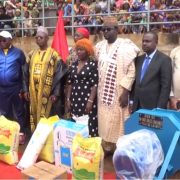 Mardi 23 septembre, le stade municipal de Bafoussam a ouvert ses entrailles à une cérémonie émotive et significative, marquée par la générosité sans pareille d'Idriss Confiance Mbe. Ce dernier a offert des dons à plus de 10 000 personnes, témoignant ainsi de son engagement envers le bien-être de ses concitoyens.