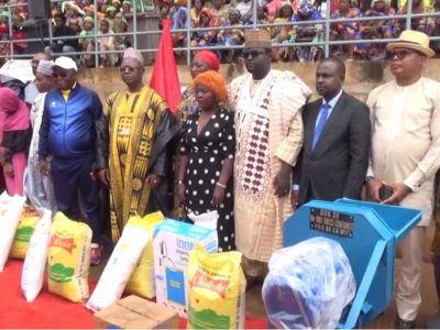 Mardi 23 septembre, le stade municipal de Bafoussam a ouvert ses entrailles à une cérémonie émotive et significative, marquée par la générosité sans pareille d'Idriss Confiance Mbe. Ce dernier a offert des dons à plus de 10 000 personnes, témoignant ainsi de son engagement envers le bien-être de ses concitoyens.