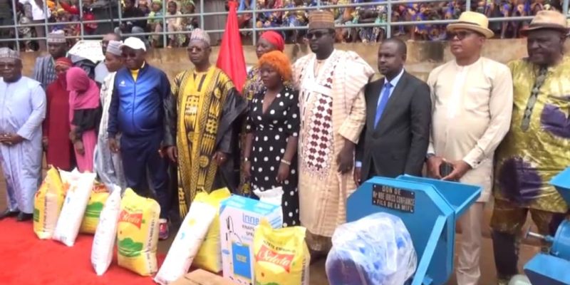 Mardi 23 septembre, le stade municipal de Bafoussam a ouvert ses entrailles à une cérémonie émotive et significative, marquée par la générosité sans pareille d'Idriss Confiance Mbe. Ce dernier a offert des dons à plus de 10 000 personnes, témoignant ainsi de son engagement envers le bien-être de ses concitoyens.