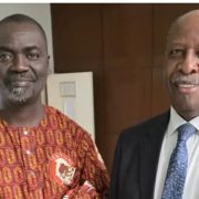En séjour en Côte d’Ivoire, l’émissaire des Nations Unies en Afrique de l’Ouest aperçu avec le chef du village d’Anono