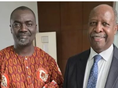 En séjour en Côte d’Ivoire, l’émissaire des Nations Unies en Afrique de l’Ouest aperçu avec le chef du village d’Anono
