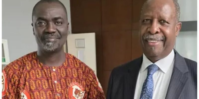 En séjour en Côte d’Ivoire, l’émissaire des Nations Unies en Afrique de l’Ouest aperçu avec le chef du village d’Anono