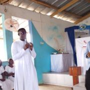 À l’occasion de la Journée Mondiale du Migrant et du Réfugié (JMMR), célébrée chaque dernier dimanche du mois de septembre par l’Église catholique, la paroisse Notre Dame de Cana de Belleville à Port-Bouët Jean Folly a accueilli un invité particulier : Camara Mohamed, président de l’ONG Secours International Djaba Fanta et ancien migrant.
