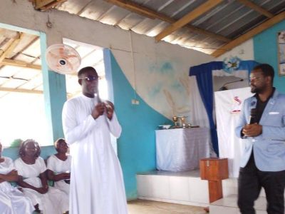 À l’occasion de la Journée Mondiale du Migrant et du Réfugié (JMMR), célébrée chaque dernier dimanche du mois de septembre par l’Église catholique, la paroisse Notre Dame de Cana de Belleville à Port-Bouët Jean Folly a accueilli un invité particulier : Camara Mohamed, président de l’ONG Secours International Djaba Fanta et ancien migrant.