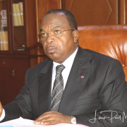 Le 10 août 2025, Louis Paul Motaze a adressé au Directeur général de la CDEC une correspondance visant à clarifier l'interprétation et la mise en œuvre de l'article 55 du décret du 15 avril 2011. Le ministre des Finances rappelle les textes en vigueur, rappelle les arbitrages opérés par l'État et met en garde contre des interprétations susceptibles de perturber des processus en cours.