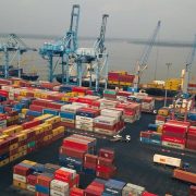 « Un accident mortel est survenu ce vendredi 5 septembre 2025, à 10 heures, lors des opérations de chargement de grumes à bord du navire MV Ocean Rosemary », indique le communiqué du Port autonome de Douala. La victime, un docker de la Société nationale des acconiers du Cameroun (SNAC), « a perdu la vie malgré l’intervention des secours ».