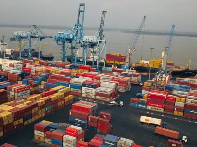« Un accident mortel est survenu ce vendredi 5 septembre 2025, à 10 heures, lors des opérations de chargement de grumes à bord du navire MV Ocean Rosemary », indique le communiqué du Port autonome de Douala. La victime, un docker de la Société nationale des acconiers du Cameroun (SNAC), « a perdu la vie malgré l’intervention des secours ».