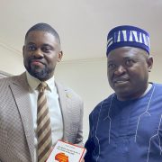Hiram Samuel Iyodi est le premier sur les 12 candidats à l’élection présidentielle du 12 octobre prochain à qui le journaliste Rodrigue Tchokodieu dédicace son dernier ouvrage intitulé « Les maux des mots de la politique africaine en 237 proverbes et expressions. »