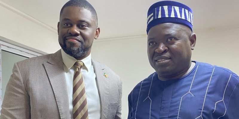 Hiram Samuel Iyodi est le premier sur les 12 candidats à l’élection présidentielle du 12 octobre prochain à qui le journaliste Rodrigue Tchokodieu dédicace son dernier ouvrage intitulé « Les maux des mots de la politique africaine en 237 proverbes et expressions. »
